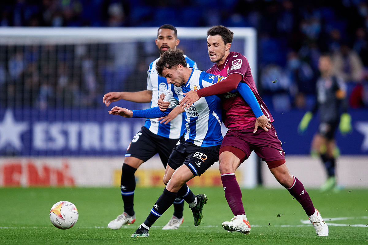 赛地聚焦——德国杯转会期热度飙升；皇家马德里状态回暖；气氛紧张；球队文化再被提及的简单介绍